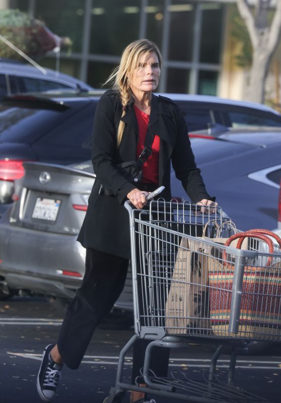 Mariel Hemingway - Grocery Shopping at Erewhon Market in Los Angeles 12/02/2023