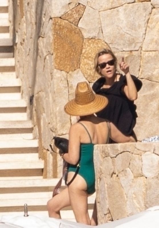 Reese Witherspoon - Beach Day in Los Cabos 12/28/2023