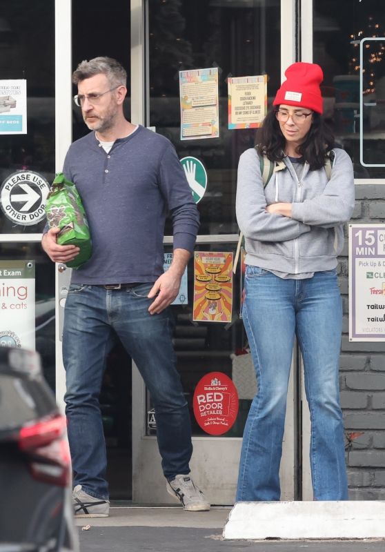 Sarah Silverman and Her Boyfriend Rory Albanese at Tailwaggers & Tailwashers Pet Food Store in Los Angeles 12/27/2023