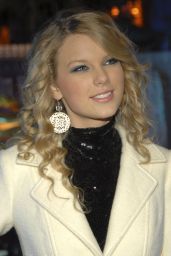 Taylor Swift - 75th Rockefeller Center Christmas Tree Lighting Ceremony 11/28/2007