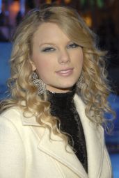 Taylor Swift - 75th Rockefeller Center Christmas Tree Lighting Ceremony 11/28/2007