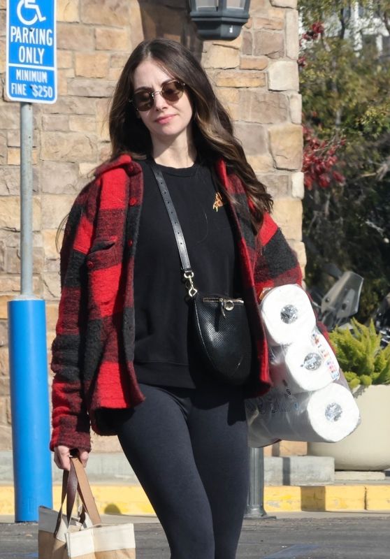 Alison Brie - Picking Up Groceries in LA 01/19/2024