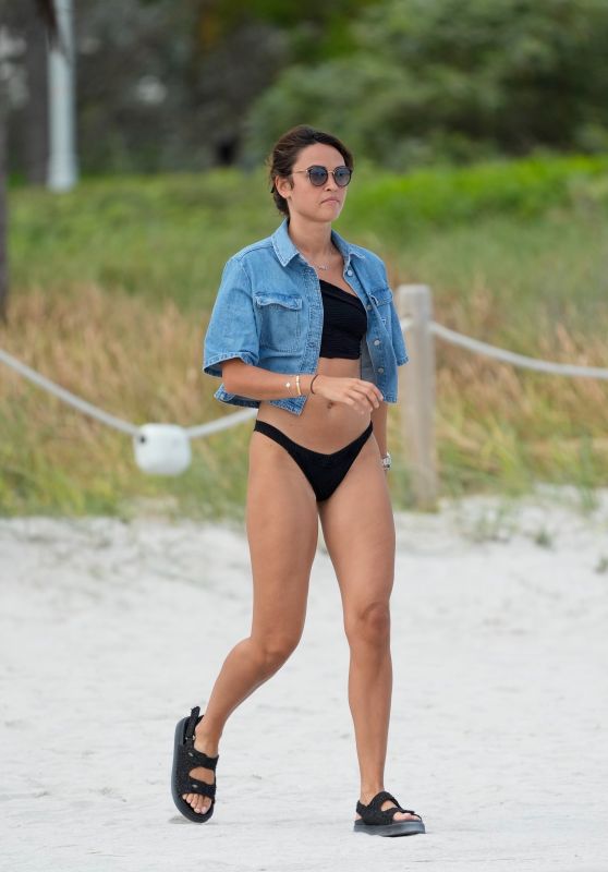 Diane Leyre Wearing a Tommy Hilfiger Crop Top - Miami Beach 01/16/2024