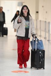 Emily Ratajkowski Returns to NYC After Celebrating the Holidays in Grand Cayman Island 01/03/2024