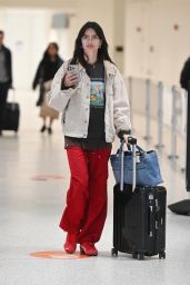 Emily Ratajkowski Returns to NYC After Celebrating the Holidays in Grand Cayman Island 01/03/2024