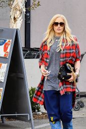 Gwen Stefani Street Style - Los Angeles 01/18/2024