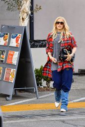Gwen Stefani Street Style - Los Angeles 01/18/2024