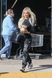 Holly Madison at Erewhon Market in Los Angeles 01/09/2024