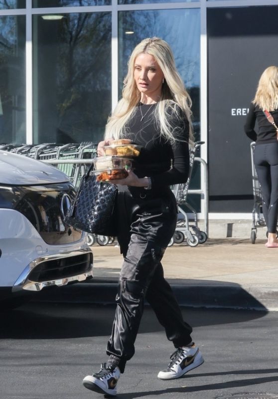 Holly Madison at Erewhon Market in Los Angeles 01/09/2024