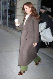 Isla Fisher Outside "The Drew Barrymore Show" in New York 01/17/2024