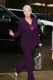 Jamie Lee Curtis in a Stylish Purple Suit in Manhattan’s Midtown Area 01/16/2024