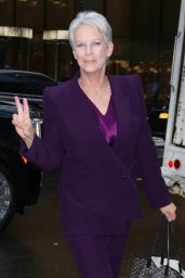 Jamie Lee Curtis in a Stylish Purple Suit in Manhattan’s Midtown Area 01/16/2024