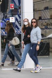 Jennifer Garner and Her Daughter Violet Affleck Shopping at the Chanel Store in Beverly Hills 01/02/2024