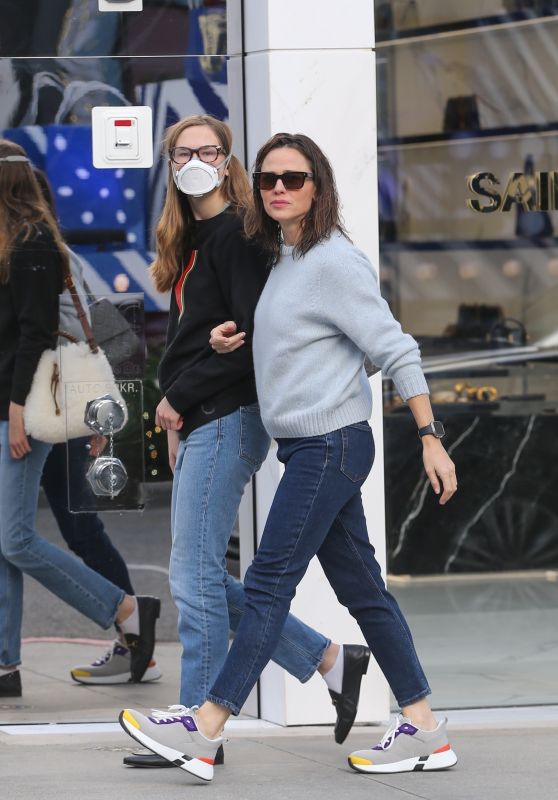 Jennifer Garner and Her Daughter Violet Affleck Shopping at the Chanel Store in Beverly Hills 01/02/2024