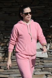 Jennifer Garner in Striking Pink Athletic Wear in Brentwood 01/28/2024
