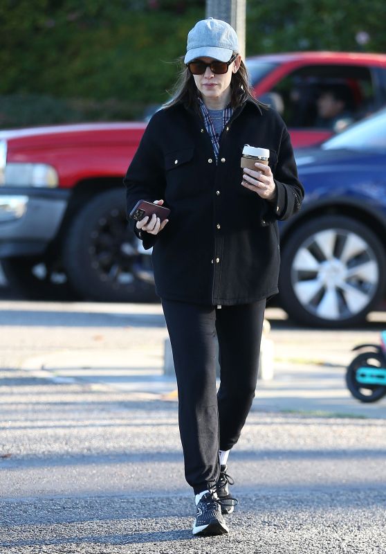 Jennifer Garner Out in Los Angeles 01/23/2024 • CelebMafia