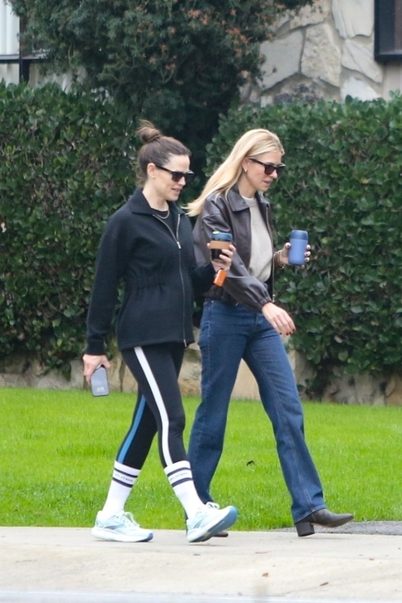 Jennifer Garner Walk With A Friend In Brentwood 01 24 2024 4 