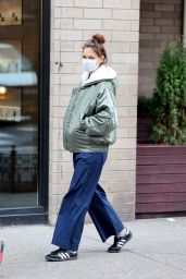 Katie Holmes Embraces Safety Measures in New York 01/29/2024