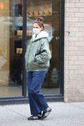 Katie Holmes Embraces Safety Measures in New York 01/29/2024