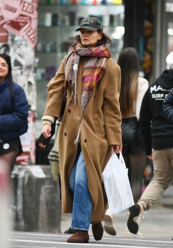 Katie Holmes Shopping on New Year