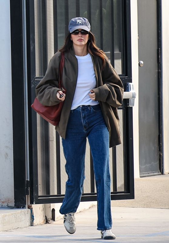 Kendall Jenner Shopping at Tufenkian Artisan Carpets Store in Los Angeles 01/16/2024