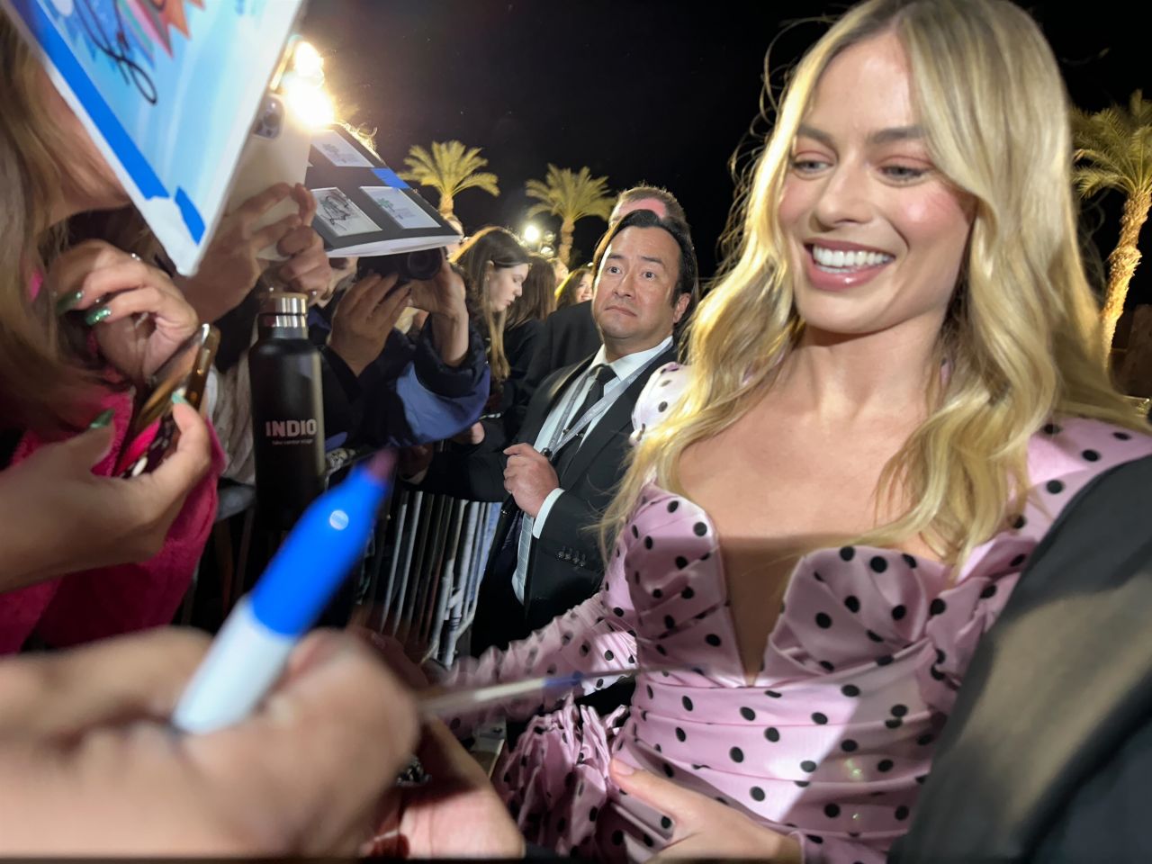 Margot Robbie Signs Autographs at the Palm Springs International Film ...
