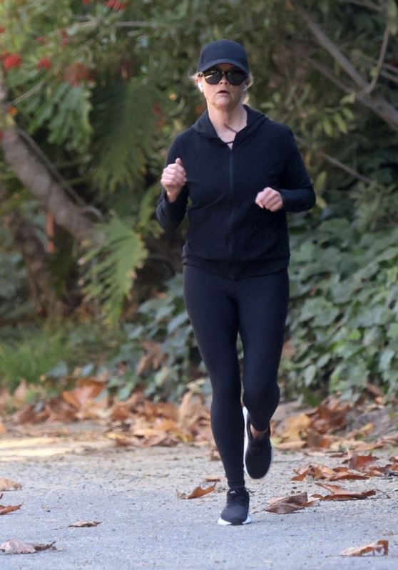 Reese Witherspoon Out For a Jog in Los Angeles 01/07/2024