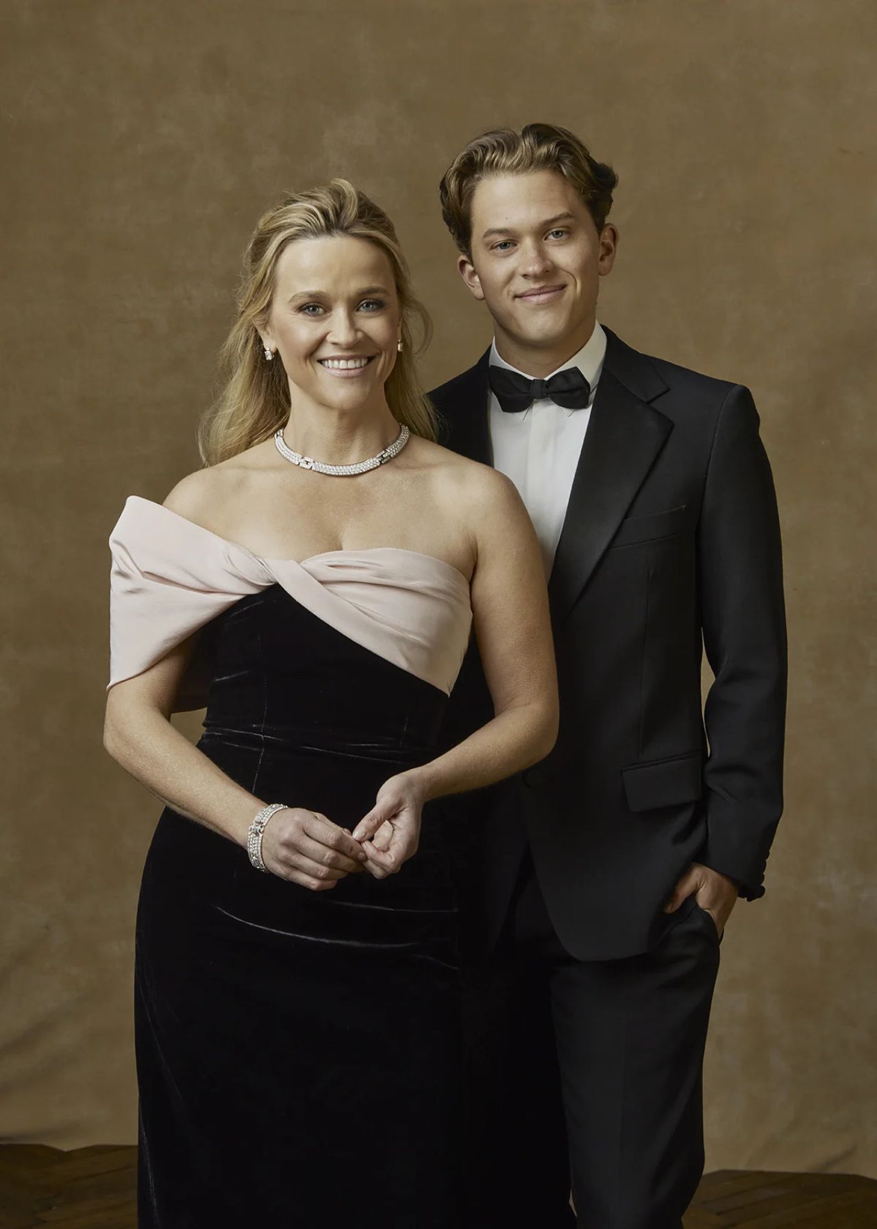 Reese Witherspoon – Portrait Booth at Golden Globe Awards January 2024 ...