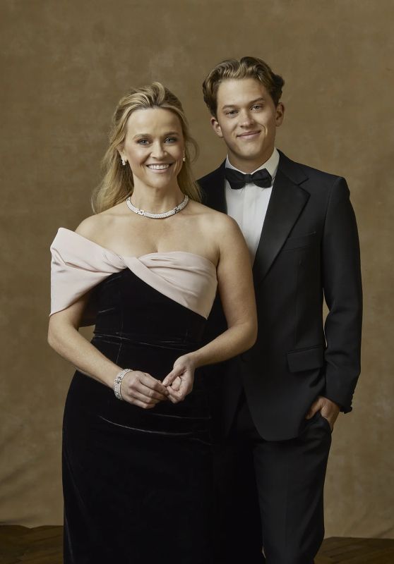 Reese Witherspoon – Portrait Booth at Golden Globe Awards January 2024