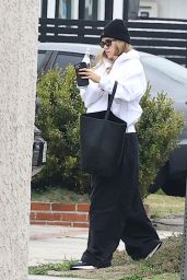 Suki Waterhouse Visiting Food & Nutrition Management Services in LA 01/17/2024