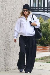 Suki Waterhouse Visiting Food & Nutrition Management Services in LA 01/17/2024