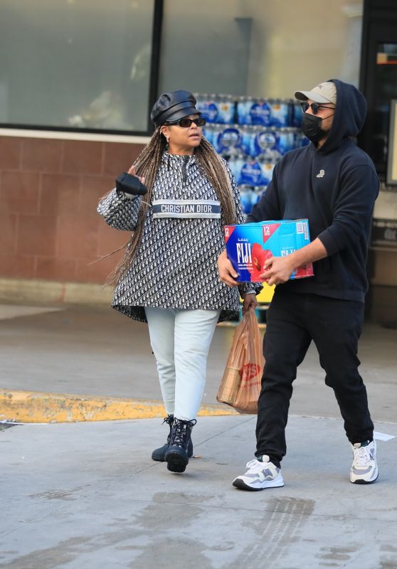 Taraji P. Henson Shopping at Sprouts Farmers Market and Ralphs Grocery Store in Hollywood 12/31/2023