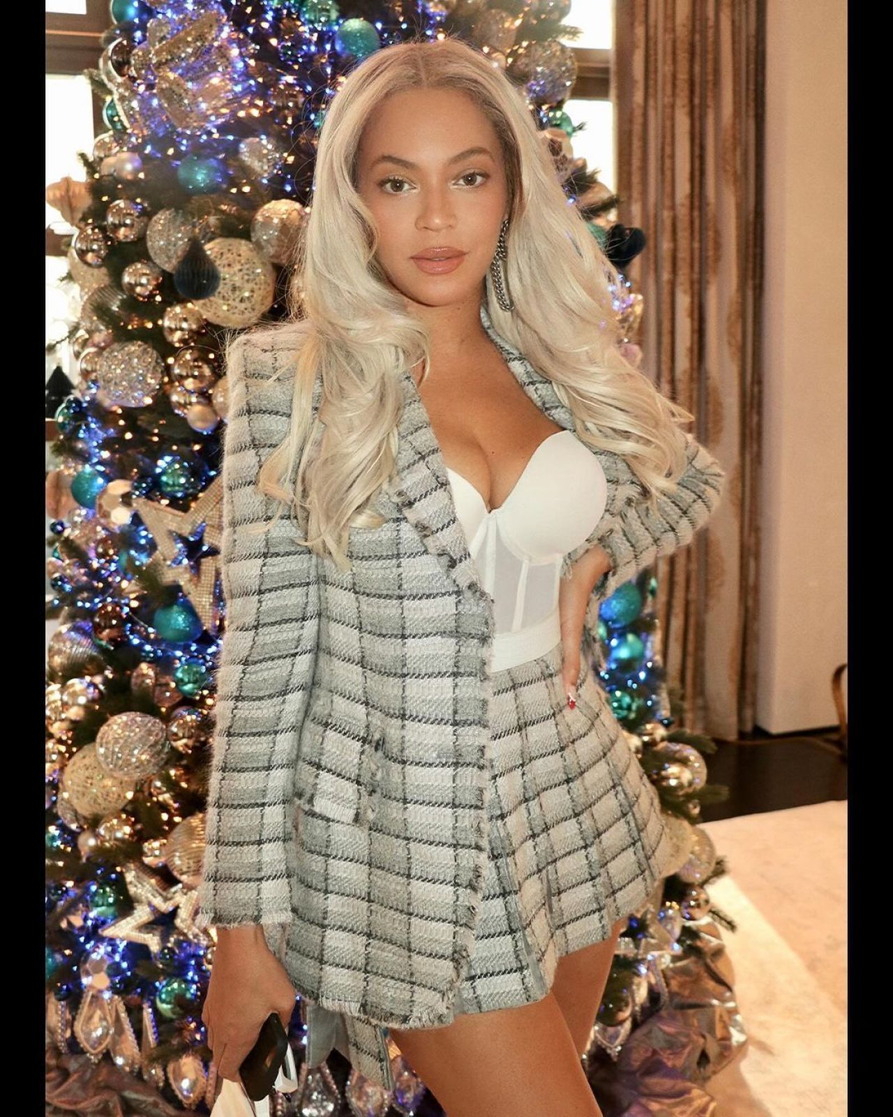 https://celebmafia.com/wp-content/uploads/2024/02/beyonce-knowles-outfit-12-31-2023-1.jpg