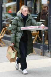 Dakota Fanning Grabs a Pizza Pie to Go in NYC 02/01/2024