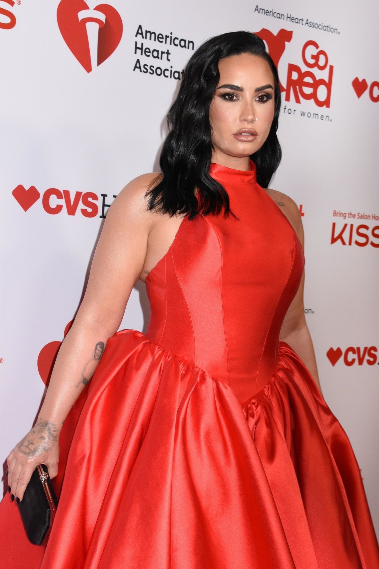 Demi Lovato Booty in Tights - at JFK Airport in New York City, March 2015 •  CelebMafia