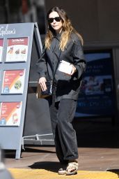 Elizabeth Olsen Make-up Free in an All-black Outfit - Shopping at Gelson