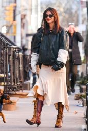 Emily Ratajkowski Street Style - New York 02/19/2024