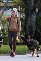 Gisele Bundchen Wearing Tight Brown Exercise Pants in Surfside 02/22/2024