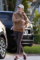 Gisele Bundchen Wearing Tight Brown Exercise Pants in Surfside 02/22/2024