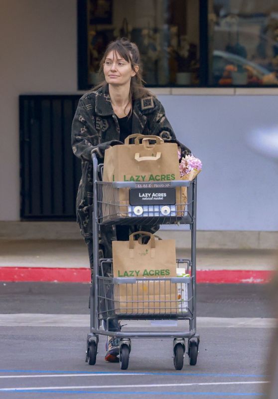 Lauren Parsekian Shopping at Lazy Acres Groceries in Los Feliz 02/26/2024