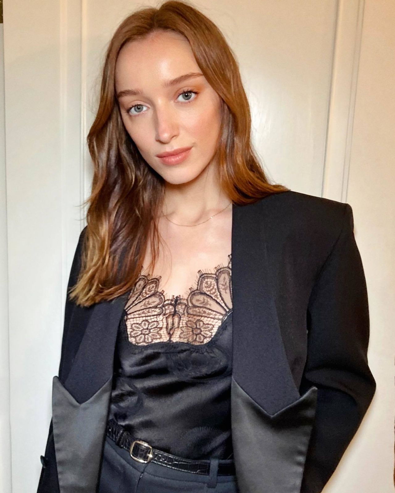 Phoebe Dynevor Style, Clothes, Outfits and Fashion• Page 3 of 16 •  CelebMafia