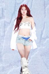 Yunjin (Le Sserafim) - Easy Album Showcase February 2024