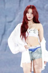 Yunjin (Le Sserafim) - Easy Album Showcase February 2024