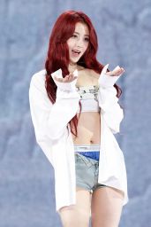 Yunjin (Le Sserafim) - Easy Album Showcase February 2024