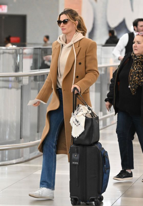 Gisele Bundchen Catches a Flight Out of NYC 03/22/2024