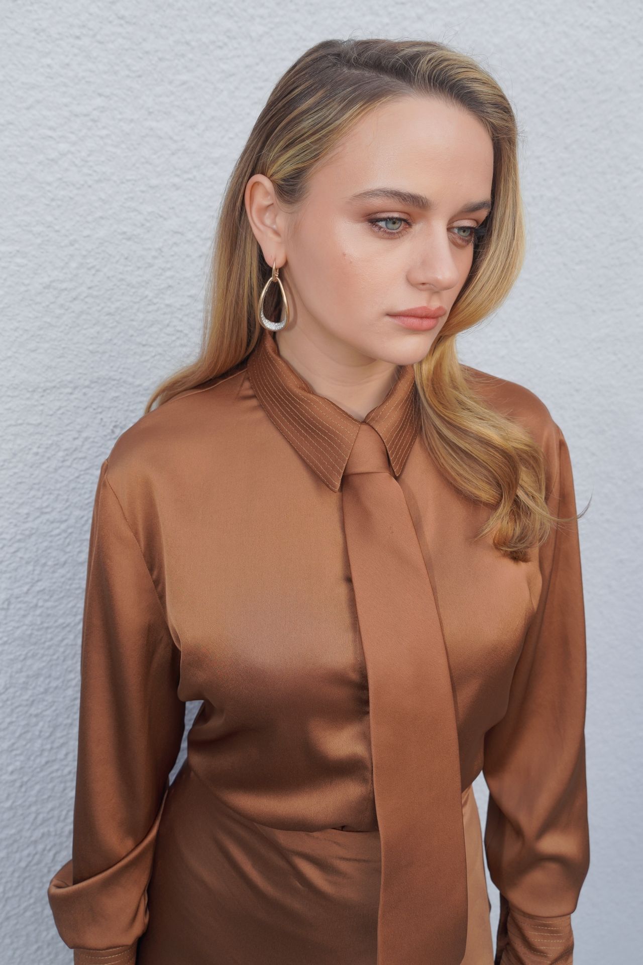 Joey King Joey-king-we-were-the-lucky-ones-press-shoot-03-20-2024-3