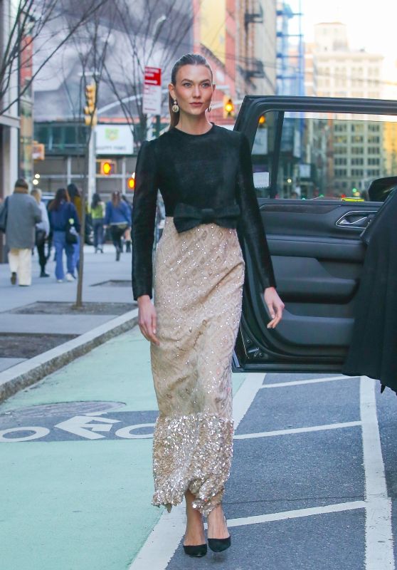 Karlie Kloss in Chic Ensemble for a Big Apple Dinner Outing 03/12/2024