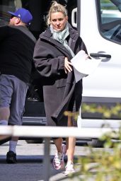 Kate Hudson Arrives on Set of Mindy Kaling