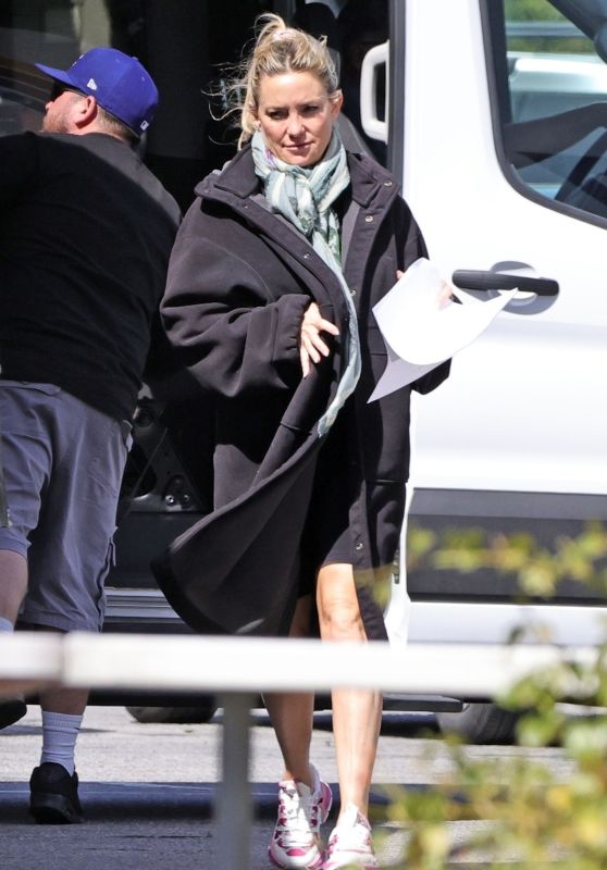 Kate Hudson Arrives on Set of Mindy Kaling