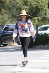 Lisa Rinna Hike Through the Scenic Trails of Marina Del Rey 03/29/2024